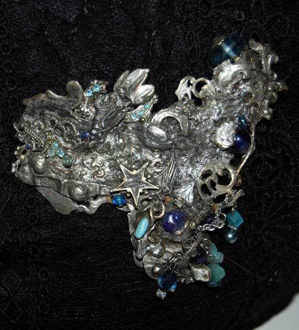 Broche argentée décorée de perles bleues en verre, création Martine Brun