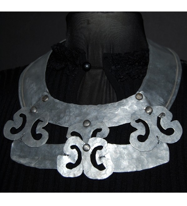 Collier argenté style gorgerin, création Martine Brun Collier argenté style gorgerin, création Martine Brun