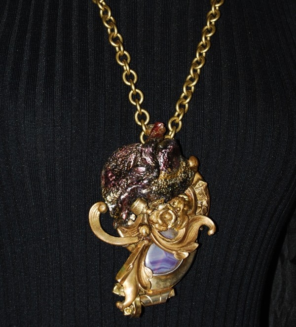 Collier sautoir doré avec grosse perle en jade violette, par Martine Brun Collier sautoir doré avec grosse perle en jade violette, par Martine Brun