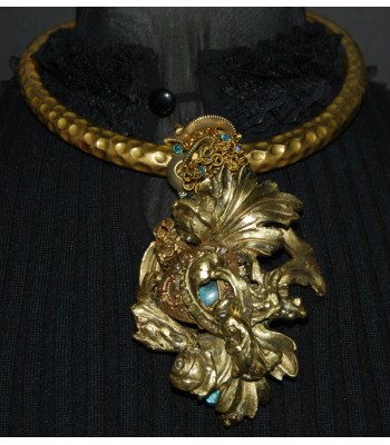 Collier doré ras-le-cou avec décoration florale, perles bleues turquoise, par Martine Brun