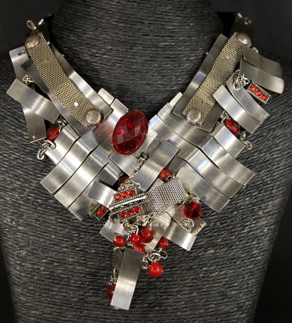 Collier argenté fait-main avec des perles en verre rouges Collier argenté fait-main avec des perles en verre rouges