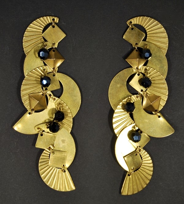 Boucles d'oreilles dorées en laiton et perles noires par Martine Brun